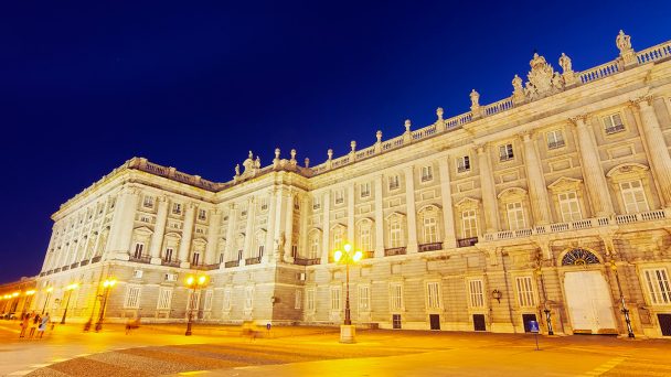 royal-palace-in-madrid-PKQJQMN.jpg