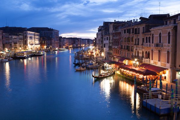 view-from-rialto-bridge-of-venice-by-night-2CQUKFR.jpg